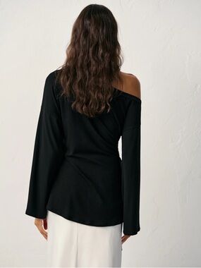 Beyond Yoga I am Beyond Black One Shoulder Bell Sleeve Tunic in Black